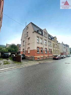 Straßenansicht - Eigentum zu Mietkonditionen - Mehrfamilienhaus mit Potential in Lößnitz