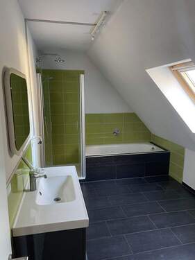 Badezimmer - 5 Zimmer Etagenwohnung zum Kaufen in Herzogenaurach