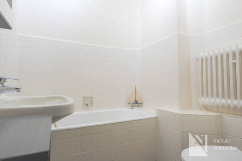 Wannenbad der Wohnung im EG - 