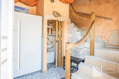 HWR, Gäste-WC u. Treppenaufgang zum DG - 