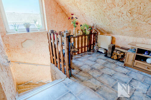 Vorflur /Treppe zur Wohnung im DG - 