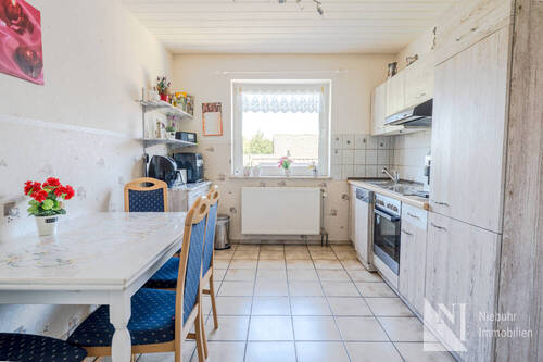 Küche mit EBK und Sitzplatz im DG - 