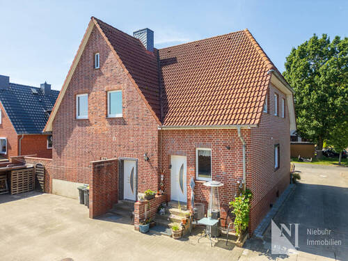 Hofseite mit jeweiligen Nebeneingängen - 6 Zimmer Mehrfamilienhaus, Wohnhaus zum Kaufen in Wittorf