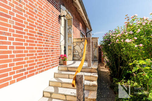 Haupteingang zu beiden Wohneinheiten (EG u. DG) - 6 Zimmer Mehrfamilienhaus, Wohnhaus in Wittorf