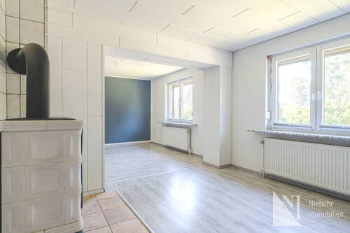 Wohnzimmer mit Kachelofen im EG - 