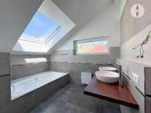 Bad mit Badewanne, Dusche und WC - 