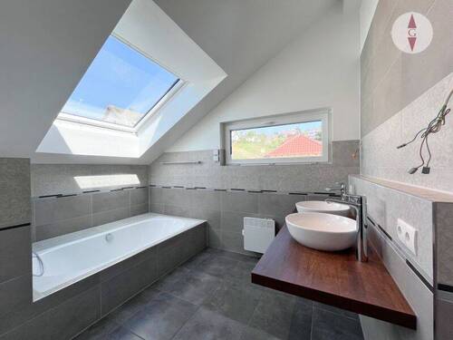 Bad mit Badewanne, Dusche und WC - 