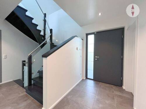 Eingansbereich/Treppe - 6 Zimmer Einfamilienhaus zum Kaufen in Bühlertal