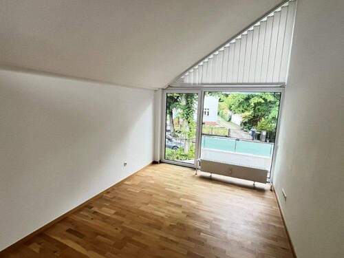 Beispiel1.OG_Zimmer_mit_Balkon_links - 