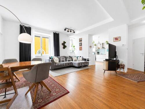 Wohnzimmer Ansicht 1 - Stadtamhof, wie man es sich wünscht - Altbauwohnung mit Donau vor der Haustür