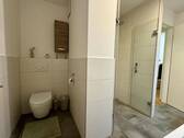 Bad mit Blick auf WC und Dusche - 