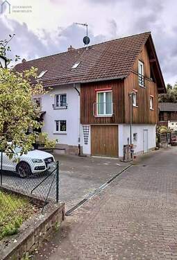 Hausansicht - Großzügige Wohnung mit viel Platz für die Familie!