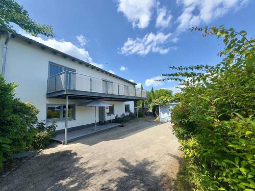 Hof mit Doppelgarage - 