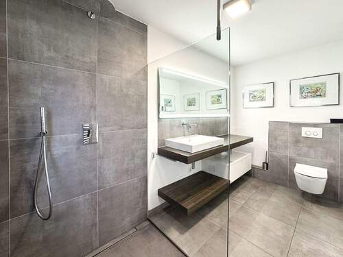 Badezimmer EG komplett erneuert mit Riesendusche - 