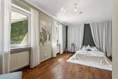 Eins der Schlafzimmer im EG - 