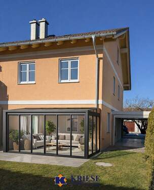 Haus Frontansicht Garten - Einzigartiges Familienglück in Gilching: Neuwertige DHH mit großem Südgarten & viel Wohnkomfort