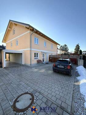 Vorplatz Haus Frontansicht - 5 Zimmer Doppelhaushälfte in Gilching
