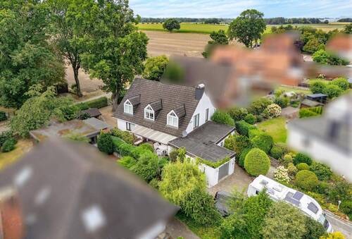Drohnenflug 2 - 5 Zimmer Einfamilienhaus zum Kaufen in Achim