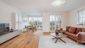 Haushälfte rechts EG Wohnzimmer Perspektive von der Küche - 