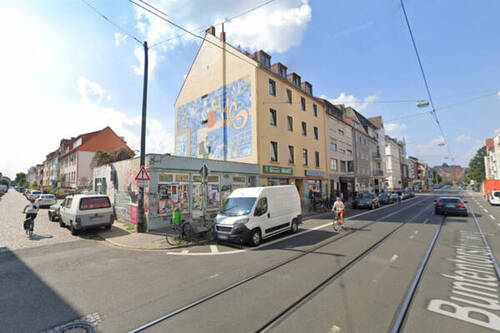 Seitenansicht Grundstück mit Altbestand - 