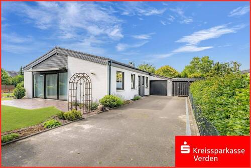 Straßenansicht und Einfahrt - Bungalow im 'Weser-Wohngebiet' mit Wohnkeller!
