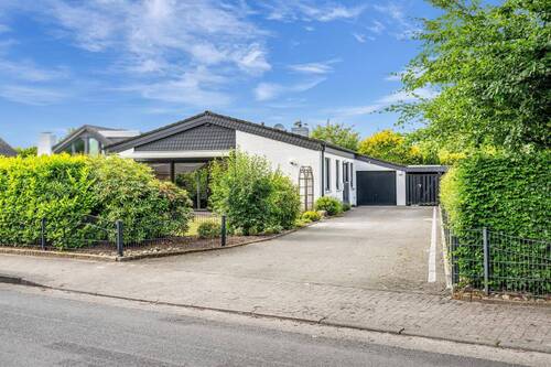 Straßenansicht - 4 Zimmer Einfamilienhaus zum Kaufen in Achim