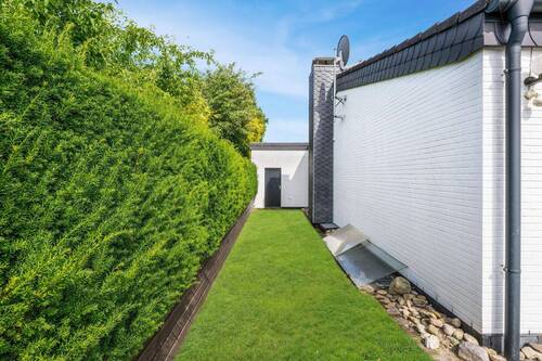 Gebäuderückseite und Garteneingang zur Garage - 