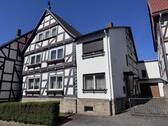 Straßenansicht - Historisches Fachwerkhaus mit Fernblick in zentraler Lage von Wolfhagen