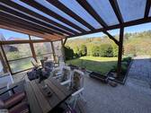 Überdachte Terrasse mit Blick in den Garten - 9 Zimmer Einfamilienhaus in Wolfhagen