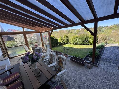 Überdachte Terrasse mit Blick in den Garten - 9 Zimmer Einfamilienhaus in Wolfhagen