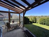 Überdachte Terrasse mit Sitzgelegenheit - Einfamilienhaus mit 210,00 m&sup2; in Wolfhagen zum Kaufen