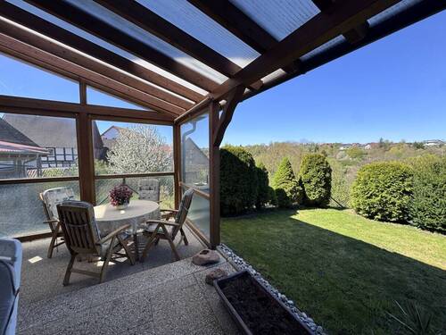 Überdachte Terrasse mit Sitzgelegenheit - Einfamilienhaus mit 210,00 m&sup2; in Wolfhagen zum Kaufen