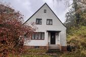 Straßenseite - Einfamilienhaus in ruhiger Siedlungslage mit großem Grundstück