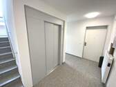 Treppenhaus mit Aufzug - 