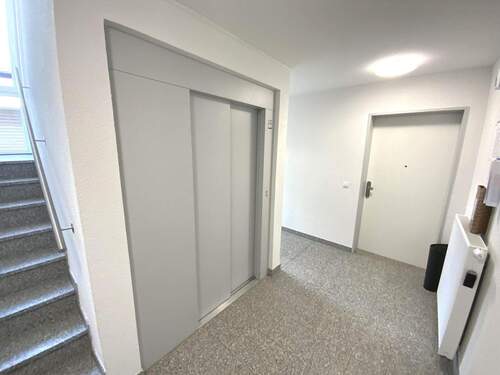Treppenhaus mit Aufzug - 