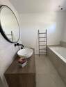 Vollbad mit Dusche Staffelgeschoss. hochformatjpeg - 