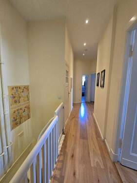 Flur mit Wendeltreppe - 