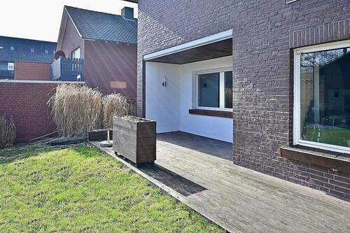 Blick von Garten auf Terrasse - 