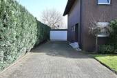 Zufahrt und Garage - 