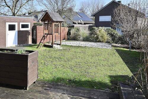 Blick von Terrasse in Garten - 