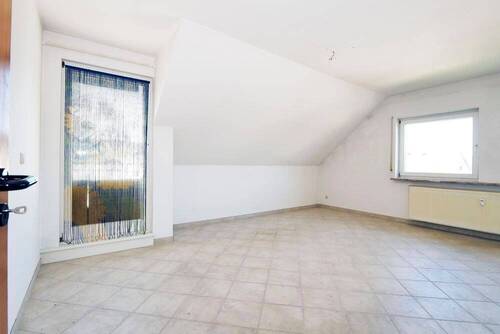 Wohnzimmer mit Zugang zum Balkon - Etagenwohnung mit 73,00 m&sup2; in Rheinbreitbach zum Kaufen