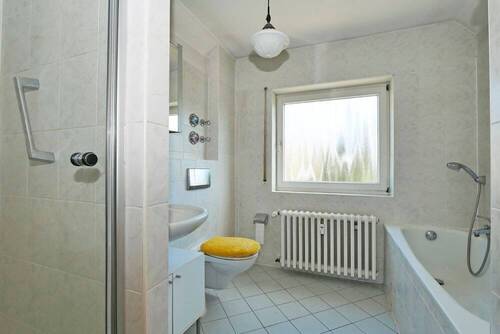 Bad mit Tageslicht, Badewanne, Dusche - 