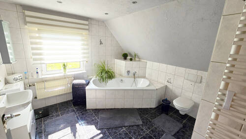 Dachgeschoss Badezimmer - 