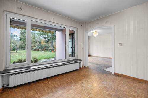 Ess-Zimmer mit Blick in Wohnbereich - 