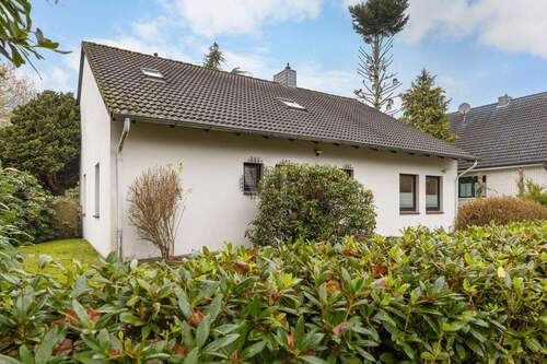 Haus schräg von vorne - 6 Zimmer Einfamilienhaus in Schortens