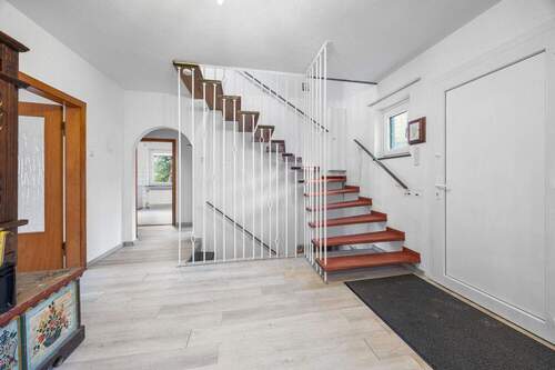 Flur EG und Treppe ins OG - 