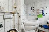 Badezimmer mit Badewanne - 