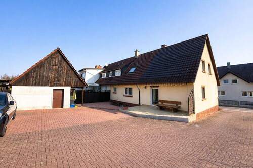 Hof mit Nebengebäude - 