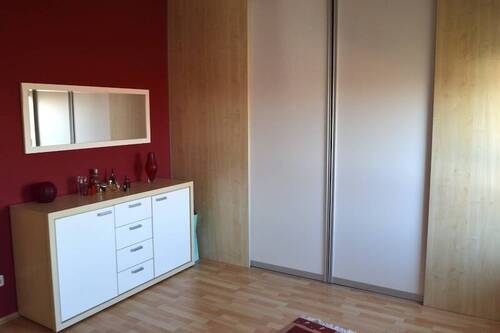 Schlafzimmer mit begehbarem Kleiderschrank - 