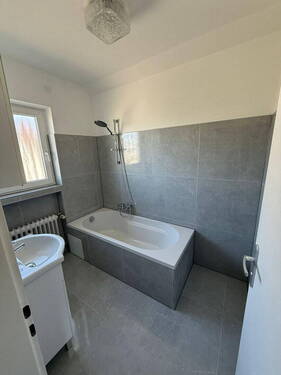 Badezimmer mit Badewanne - 